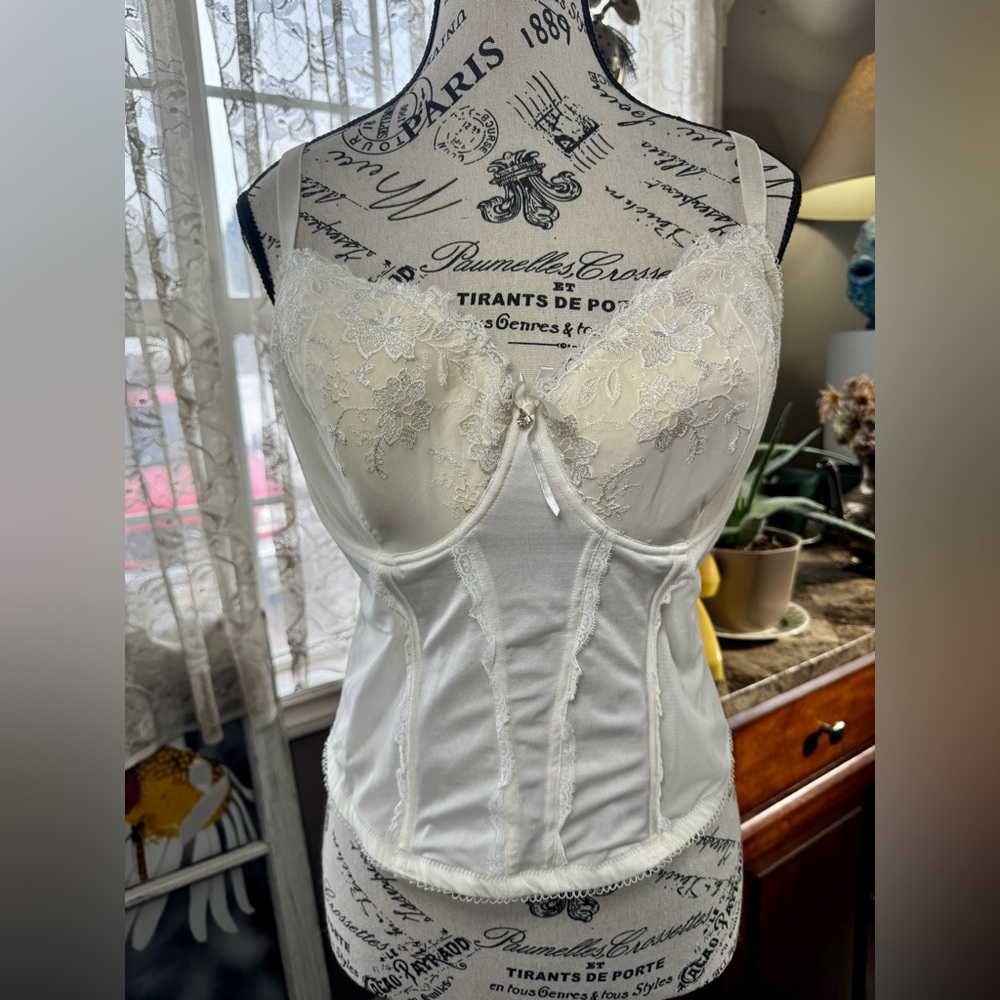 Penningtons White Bra with Sweetheart Neckline and Structured Design